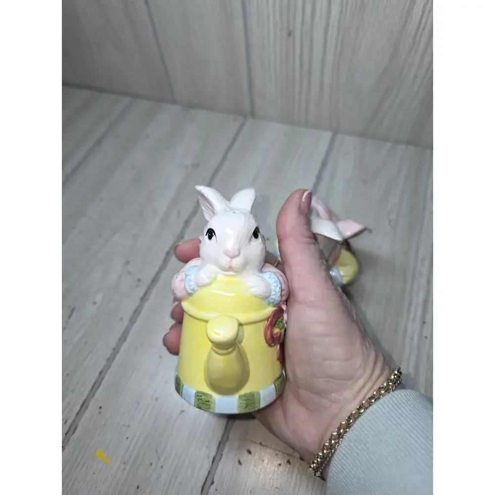 Vintage 1996 Jay Imports Spring Easter Bunny Salt & Pepper Shakers 4